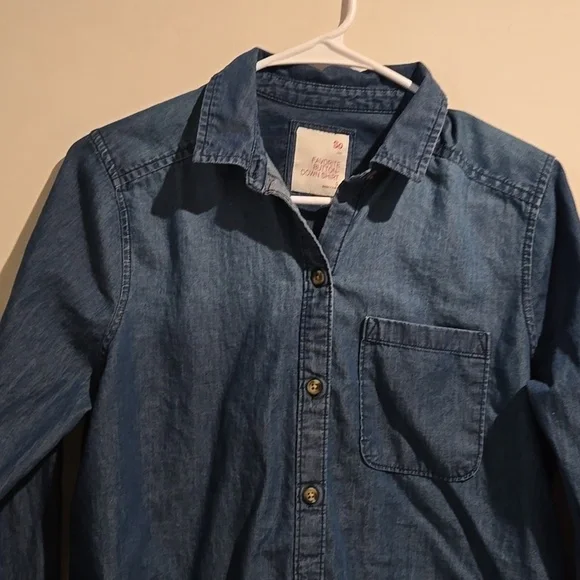 SO blue light denim button down top. Size small. - Picture 2 of 6